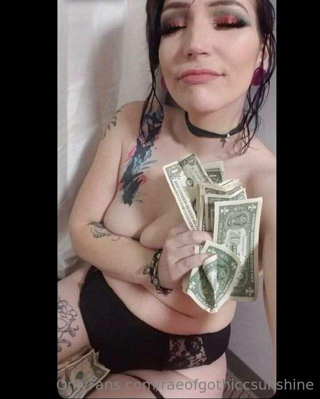 I’m running another promotion in my paid account everyone! T..