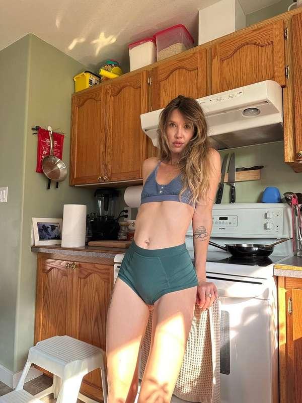 single mom life… craving attention more than sleep 😏