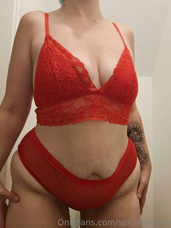 Took these last night, look how curvy I look in that first o..