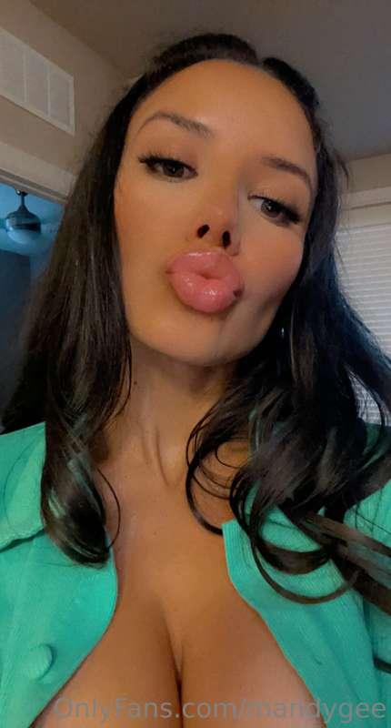 💋💋 you’re gonna thank me later for the DM i just sent u 💋💋