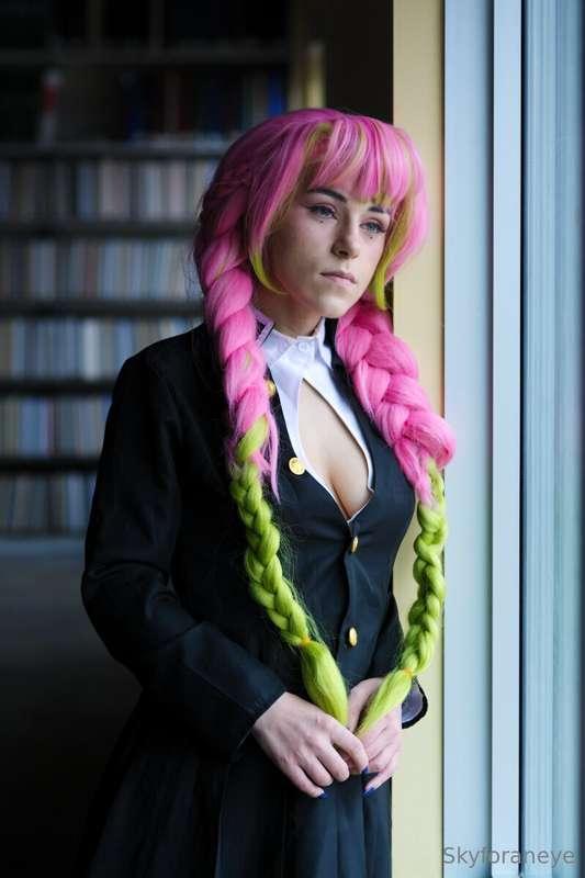 Mitsuri in the library pt. 1 