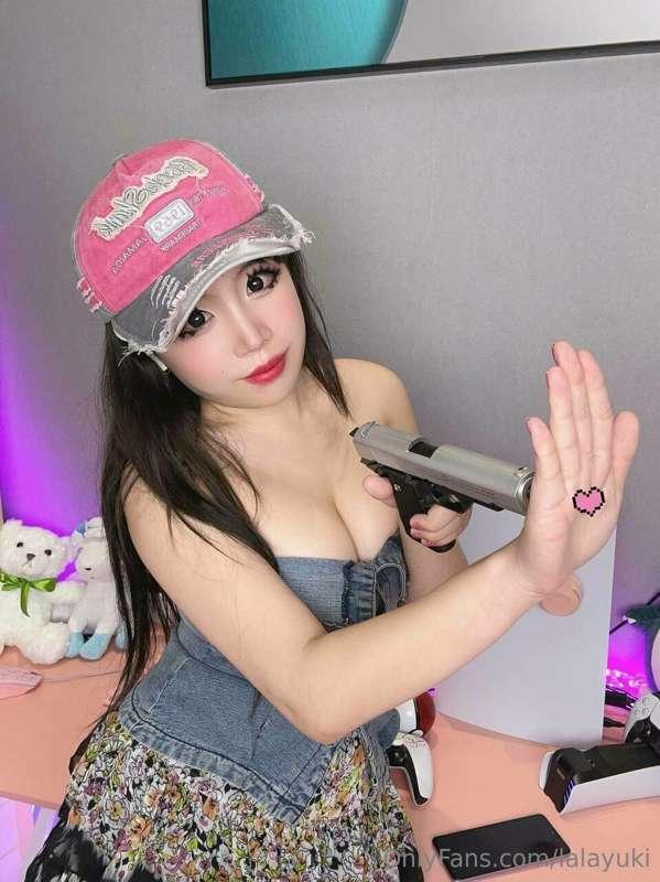 HANDS UP MR CRIMINAL 👮🚨 would u let me arrest you? 🙈