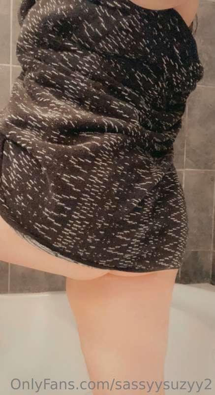 Wanna see what’s under the towel? 😉 

head over to my vip pa..
