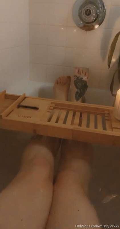 Coming through your DMs... join me in the tub for a little s..