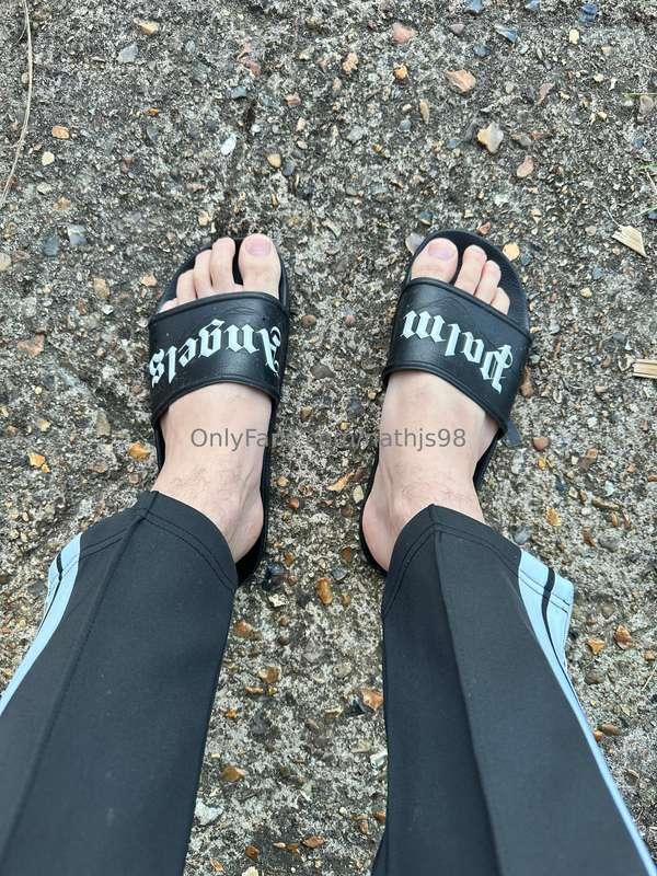 Slip my slides off and suck my toes #WetterTheBetter💦