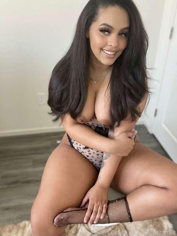 come help these shelves shake…you know you’ll see my legs quake 🤤

✎ #nerdy #ebony #cute #pokemon #exotic #bigass #gamer #reader #brunette #fyp 