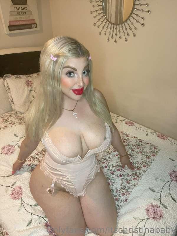 Why don't you come & take a seat on mommy's lap? 😘