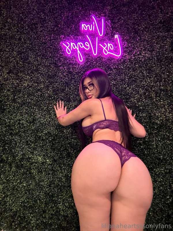 Grab the wall, wiggle like you tryna make your ass fall off 