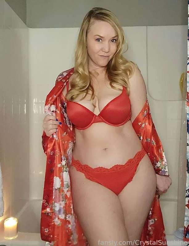 I hope you like a woman in red ❤️❤️❤️ 
#FYP #lingerie #milf #mombod #hotmom #sexy #boobs #bra #panties #curvy #thick #plussize #blonde #mommy #mom 