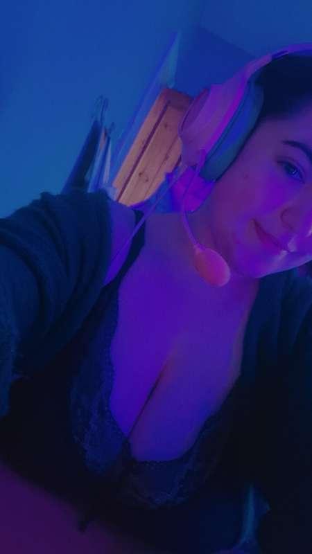 Hey guys! There are quite a few new people on my profile, so..
