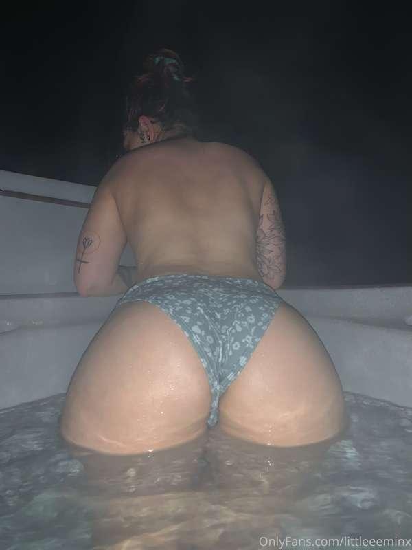 Late night hot tub 💙
