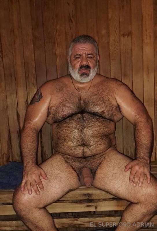 Desnudo en el sauna del gym 