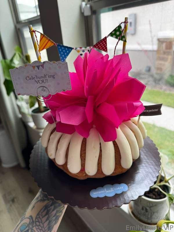 LOOK AT THIS BEAUTIFUL BIRTHDAY CAKE MY SIS JUST SENT ME 🥲🥹