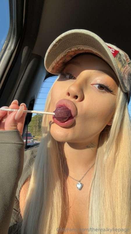 What else that mouth could do to me?👀