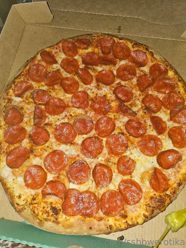 Being super lazy this weekend and binging on 🍕 Should we do ..