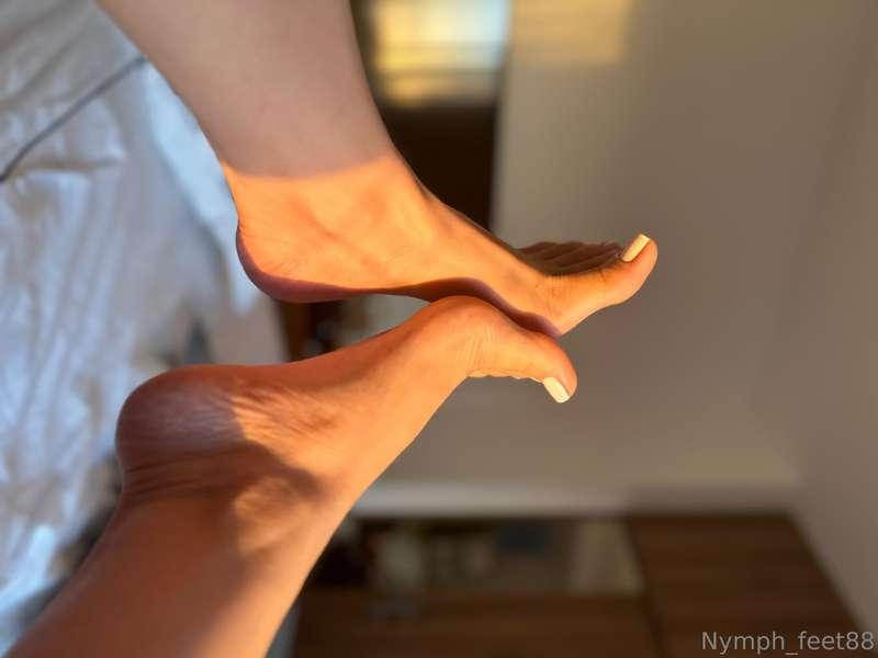 Coloca seu 🍆 aqui entre minhas solinhas pra eu te mostrar um..