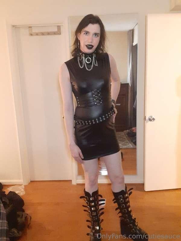 Oh brother. Another hot goth Femboy in leather how original 
