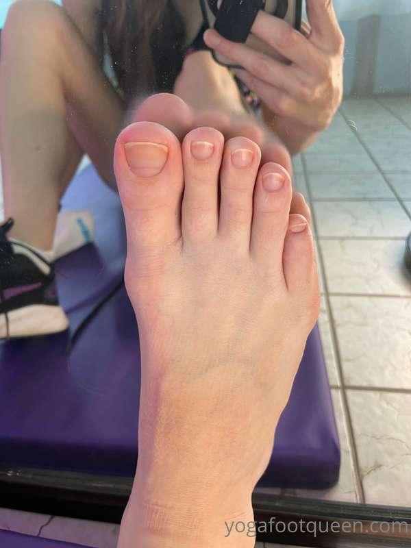 Leaving footprints on the mirror after a hot workout 🥵