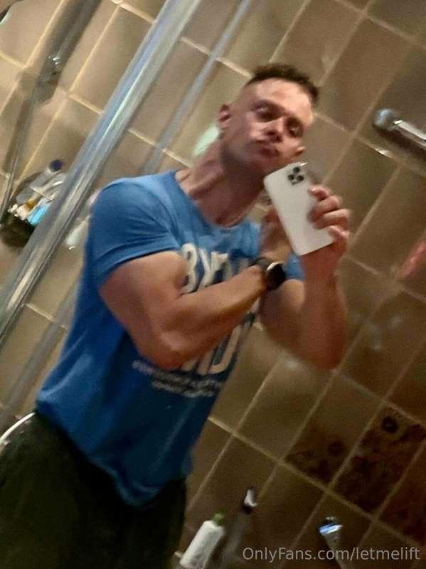 rest but flexing … had to add this
can‘t be without my mirro..