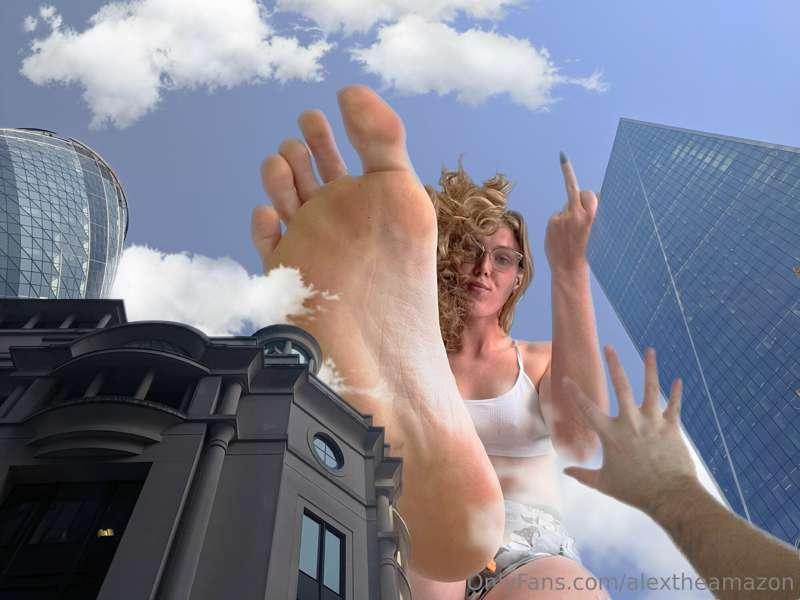 Giantess POV👀 you’re nothing more than a little ant