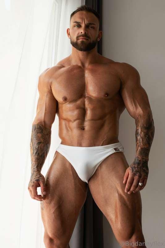 you like daddy's muscles? 😈