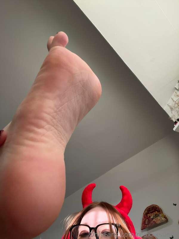 Perfect pink feet so close you can almost taste them 🩷 :p