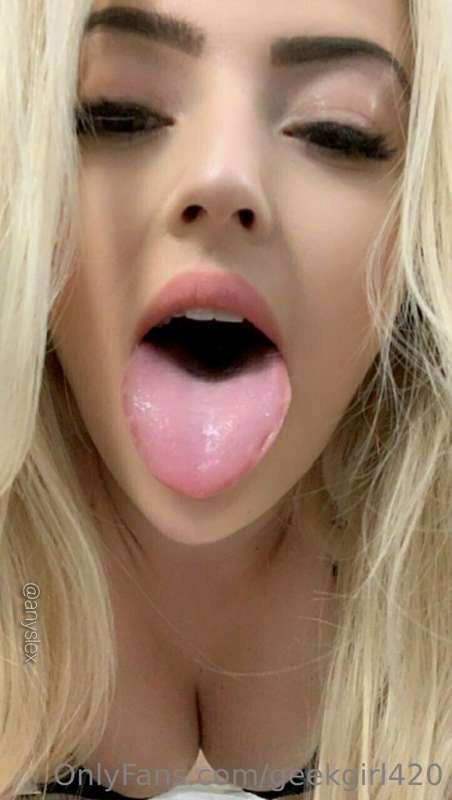 My pussy it's so pink  💘
😈 @anyslex 😏
Wanna see more and tel..