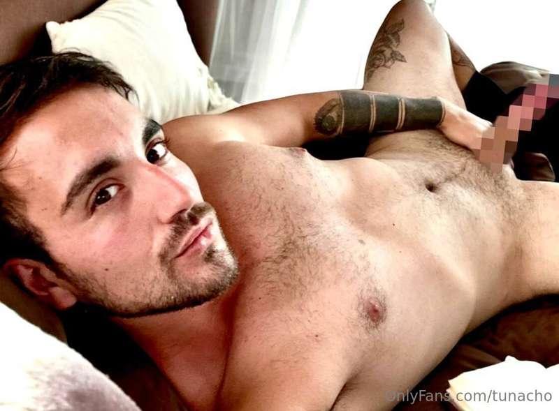 ✨ Ripped and horny ✨23 years old 🤭up or down 🍆 I love sharin..