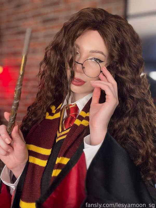 Let's make some magic? ✨

#fyp #cosplay #glasses #sexygirl #cosplaygirl #cosplay #teen #curls