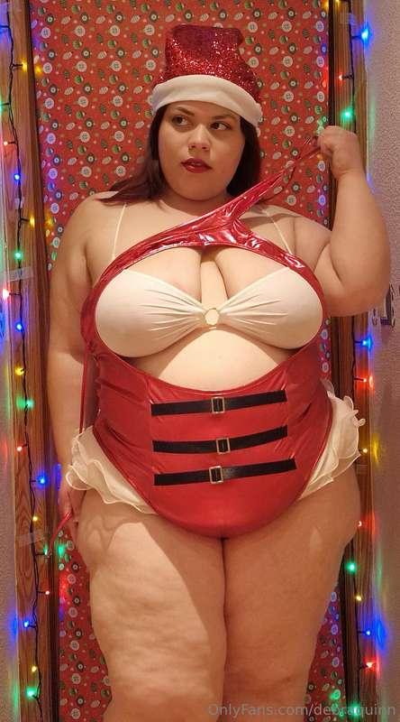 Poco a poco me quito el traje de Mama Noel y te enseño las t..