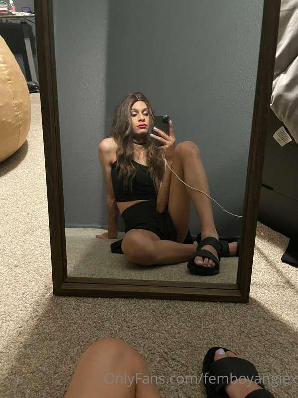 loving the outfit 😋 cum watch me shake my little tush and ge..