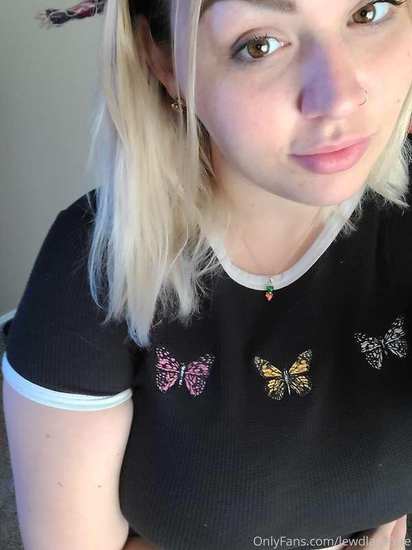 Going Live Over on Trovo w/some Sims4! Come Hangout 😘💚💨 . . ..