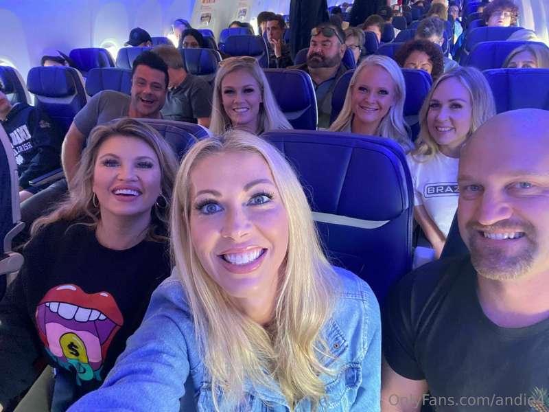 Arriving in Chicago shortly with all my @thehotwifetour girl..