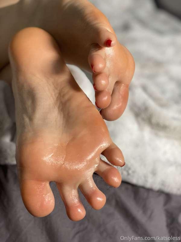 Good morning from me and my soft, oily soles 😘