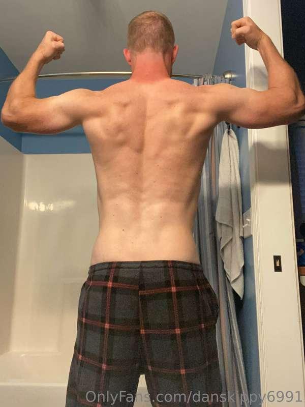 Idk if my back is big or not but it looks strong in this pic..