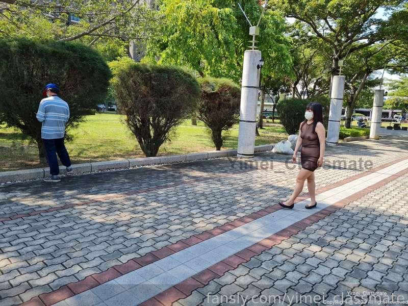 While walking in the park in a transparent dress...meet a big brother who concentrates on swiping his phone....
Get closer.... get more closer 😆😆😆

穿著薄紗洋裝逛公園時...遇到一個大哥專心划手機....
慢慢靠近....再靠近一點😆😆😆