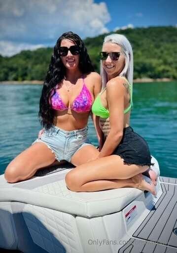 Made a new friend, ***should we collab*** soon? 🍑👯‍♀️