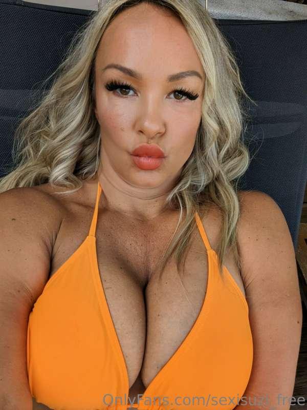 Slide your cock between my tits 🥵