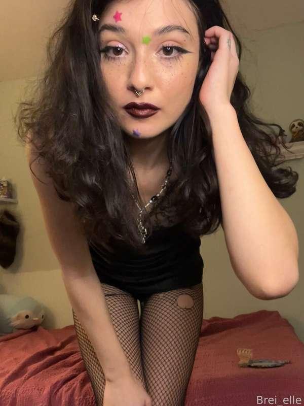 Hiii ^_^ accepting any tributes to my DMs with a $5 tip attached.