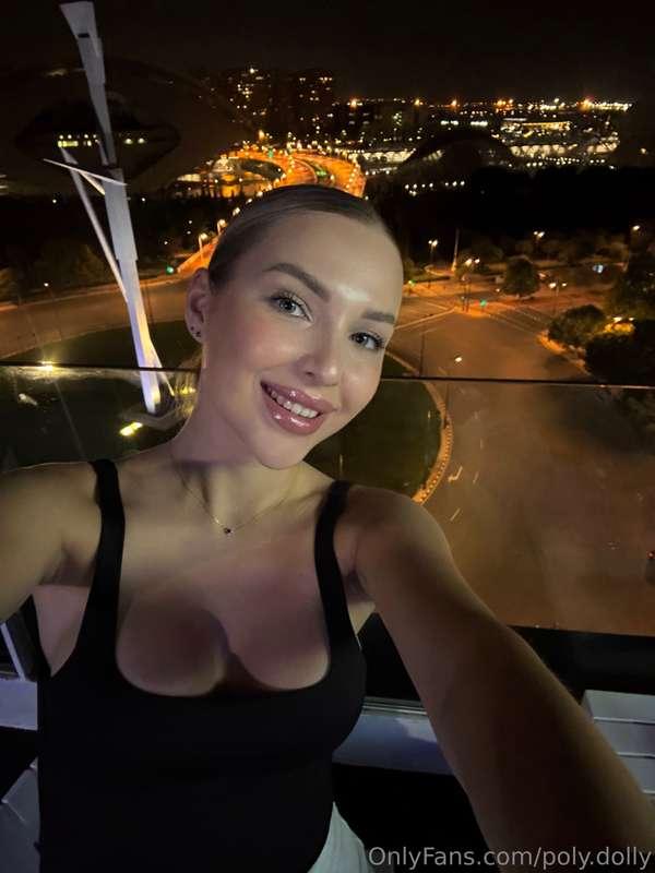 Have a good evening! 🌇 Saying hi to you from the rooftop 🤩💋