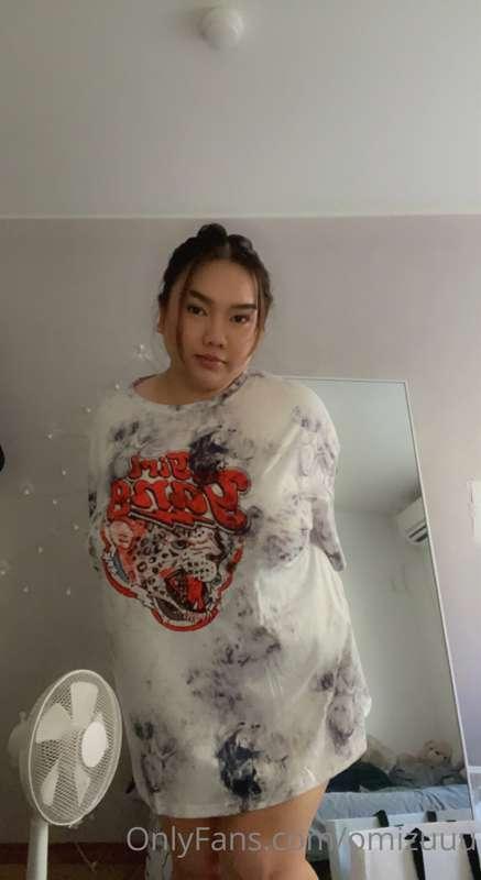 whats hiding under this oversized shirt?

h cup milkers😌