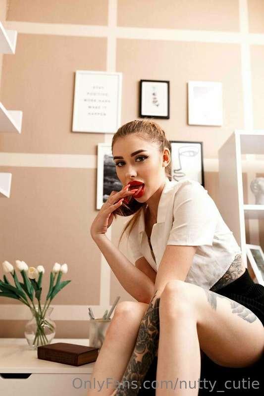 Will you hire such a secretary? 😏
