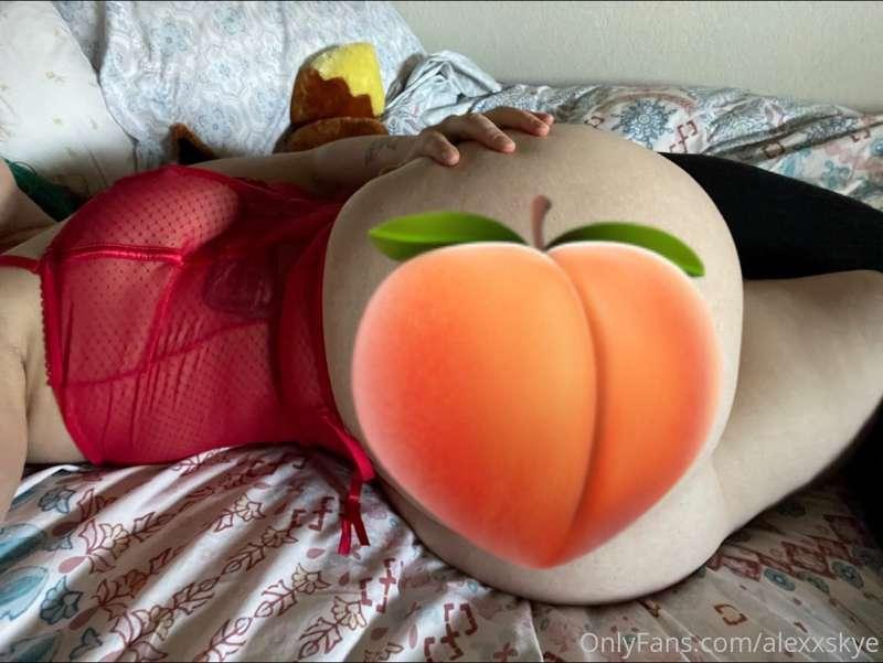 Happy Saturday from this big ol peach 🍑
