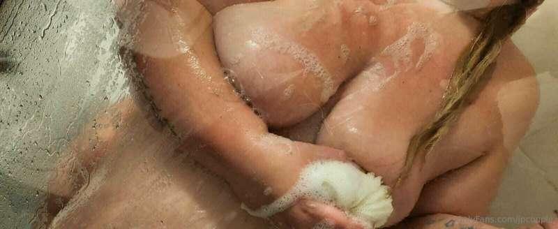 Shower time fun 🚿 😈🍑💦