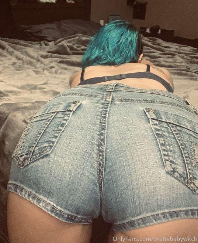 Message me if you wanna see underneath those shorts 😽😘