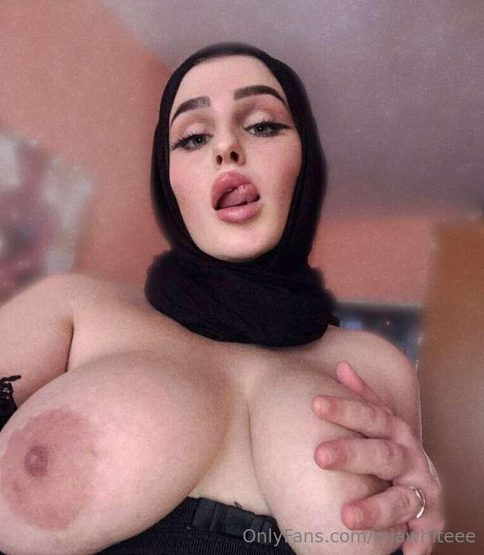 @adel_muslim Hottest girl you ever met in your life🔥🔥😍
Send ..