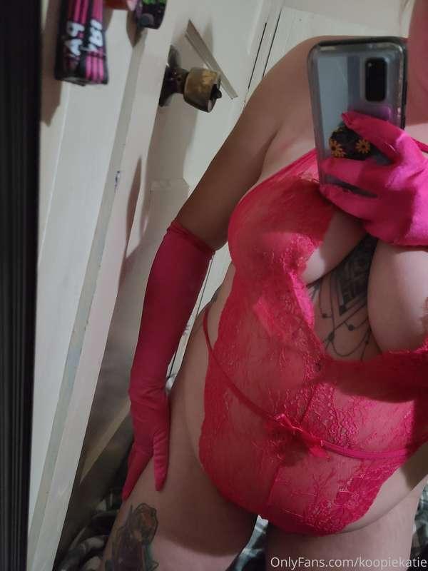 Sneak peek! A couple of items came in the mail today! Any gu..