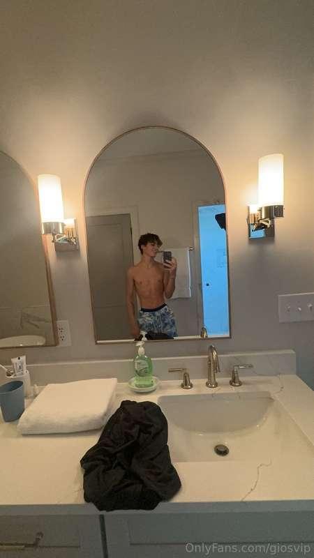 U see me in the bathroom... wyd 🥵