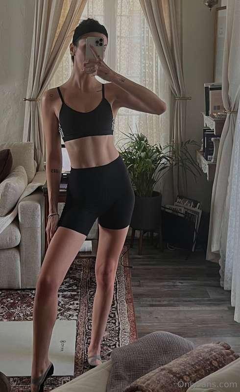 Starting my week off strong 💞 how do you like to start your ..