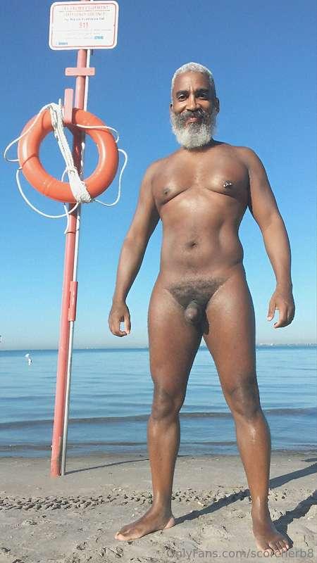 Sunny Sunday!  #beard #musculardaddy #gay #feet #gaycruising..